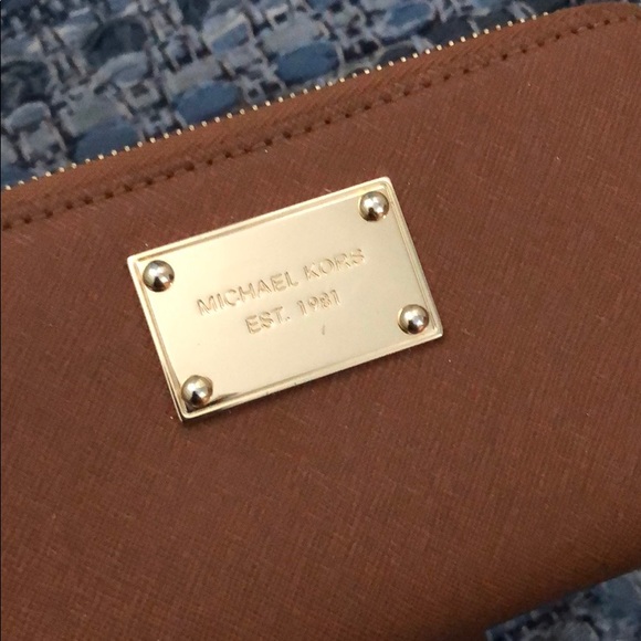Micheal Kors wristlet - Picture 2 of 3